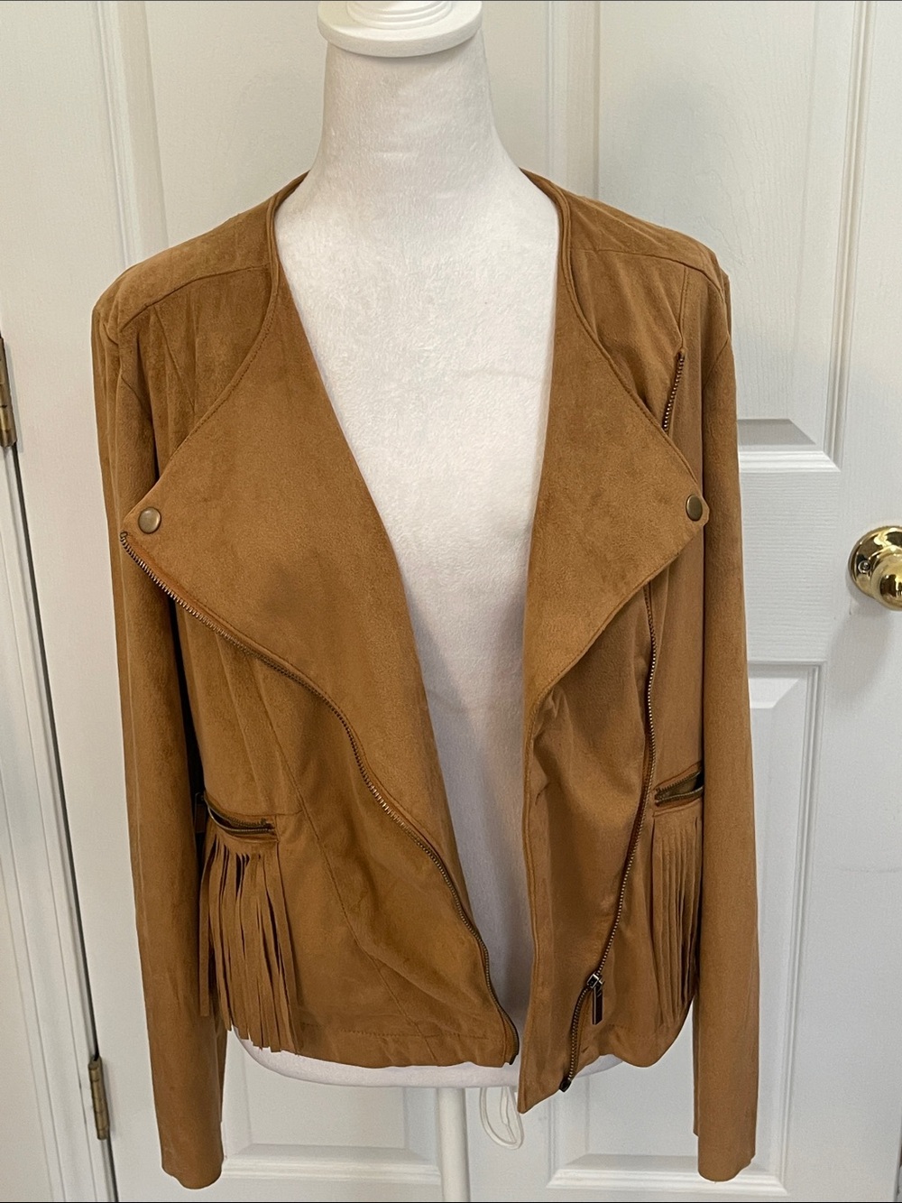 Live a Little Women’s Faux Tan Suede Fringe Moto Jacket. Size m.